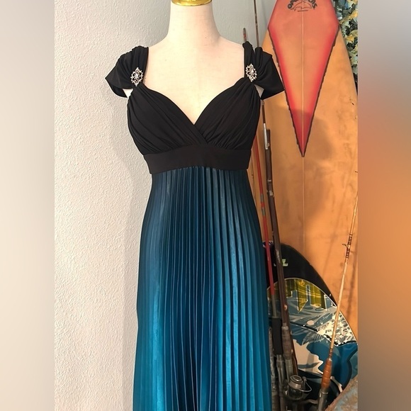 🔥Betsy & Adam,Stunning Statement Gown, Long Ity Ombre Charmous Dress,EUC,Size 6 - Picture 10 of 16